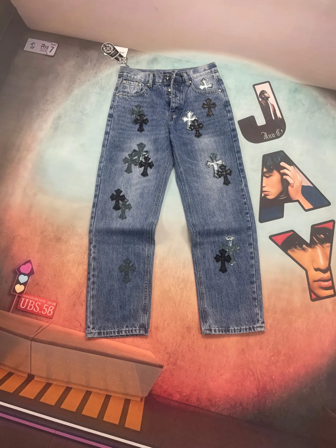 🅿️300 🔘Model No.-KL167 🔘Cro Heart𝐂𝐡𝐫𝐨𝐦𝐞 𝐇𝐞𝐚𝐫𝐭 Blue Bull Starry Sky Cross Patched Leather Jeans* These Croix Heart Jeans! It is really a treasure item in the fashion circle! It uses super unique starry sky theme leather elements, mostly in the shape of a cross, and there is glitter on the leather surface! Under the light, it is so dazzling that it instantly becomes the focus of the crowd. This design is simply unique, the details are handled to perfection, simple and elegant. The workmanship is also very exquisite, the entire trousers are neatly routed, every small detail is not careless, and the sense of quality is full. Moreover, its shape is awesome and its genderless style can be easily worn by both men and women, making it instantly trendy! The matching suggestions are as follows: Street fashion style: Wear a black loose hooded sweatshirt with a personalized graffiti pattern on it, a black leather jacket from Croix Heart, and a pair of black high-top sneakers, such as Converse 1970s black model. For accessories, you can choose Croixin’s silver necklace and ring, and then wear a black baseball cap to look cool and trendy when walking on the street. Casual fashion style: wear a white cotton short-sleeved T-shirt underneath, simple and clean. Pair it with a light-colored denim jacket, these crotch jeans, and a pair of white shoes, like Nike's Air Force 1. Wear a simple black backpack for daily outings and shopping, which is comfortable and fashionable. Personalized retro style: Choose a floral shirt, the pattern can be retro polka dots or paisley patterns, and tuck the hem of the shirt into your pants. Pair it with a pair of brown retro leather shoes or Martin boots with thick soles. Wearing a pair of round retro sunglasses, the overall look is unique and retro.  Size: S M L XL XXL (28.30.32.34.36) Color: Blue